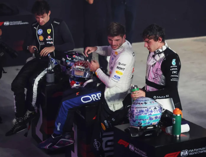 Verstappen celebra su victoria en Singapur.