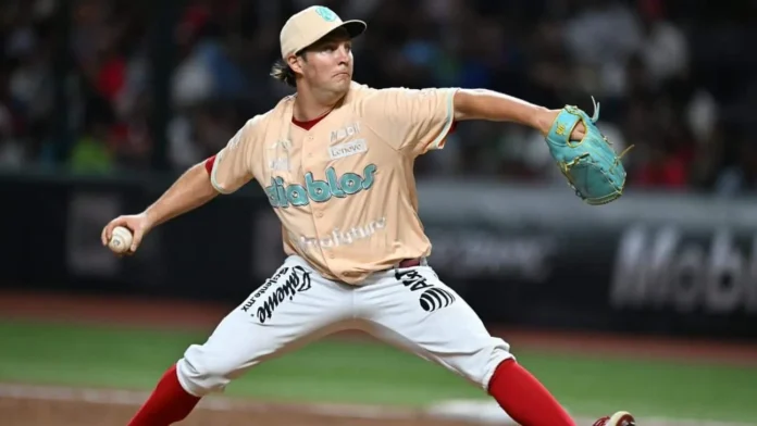 Trevor Bauer lanza en su debut con Estrellas.