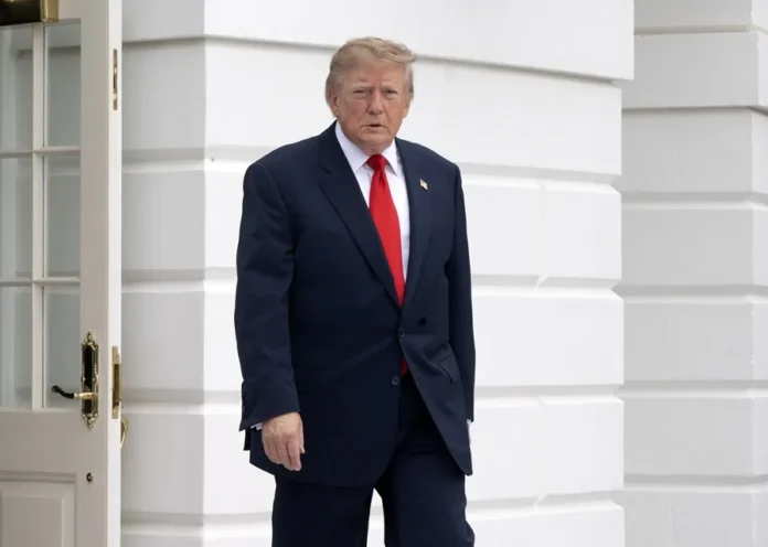Trump propone renombrar océanos en mitin.
