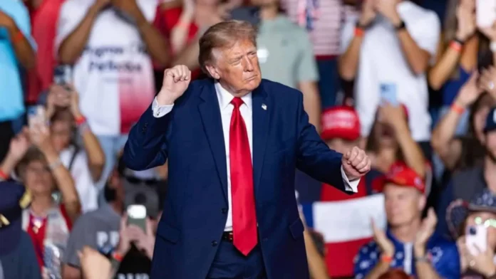 Trump vota anticipadamente en Florida 2022.