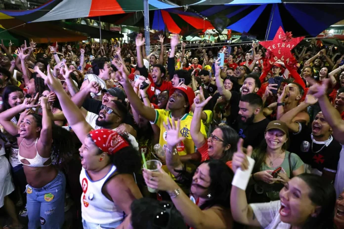 Lula celebra su victoria electoral en Brasil.