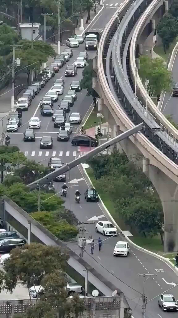 Grúa caída en avenida de São Paulo.